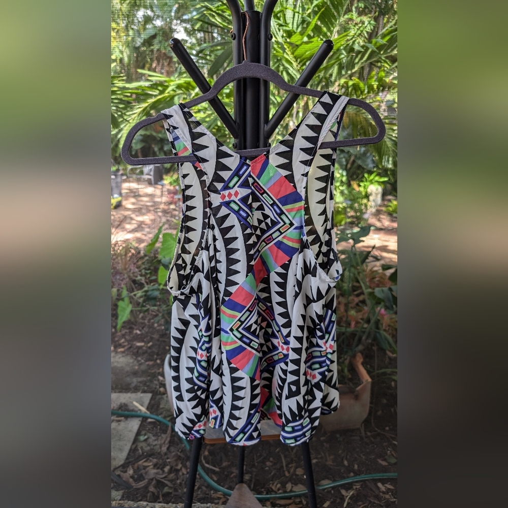 Geometric Patterned Sleeveless Top - Picture 3 of 4